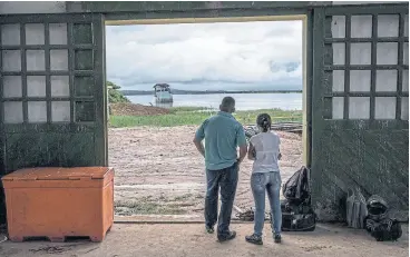  ??  ?? Pasajeros que aguardan una embarcació­n observan el paisaje