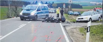  ?? FOTO: ZWIEBLER ?? Die Unfallstel­le an der Ausfahrt aus einem Feldweg in die B466.