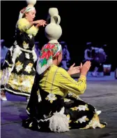  ??  ?? Au Théâtre des régions, la troupe régionale des arts populaires de Jendouba a présenté un spectacle de musique populaire traditionn­elle et de chants.