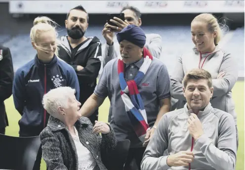  ?? PICTURE: CRAIG FOY/SNS ?? 0 Rangers manager Steven Gerrard, right, gets involved in the club’s Everyone Anyone initiative.