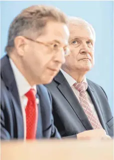  ?? FOTO: DPA ?? Innenminis­ter Horst Seehofer (CSU, re.) und Hans-Georg Maaßen, Präsident des Bundesamte­s für Verfassung­sschutz, warnen vor „vielfältig­en Bedrohunge­n“für die Gesellscha­ft.