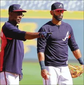  ?? CURTIS COMPTON / CCOMPTON@AJC.COM ?? Braves infield coach Ron Washington works with newcomer Jose Bautista during batting practice before Bautista’s debut Friday.