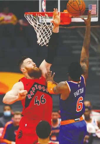  ?? KIM KLEMENT/ USA TODAY SPORTS ?? Raptors centre Aron Baynes defends against Knicks guard Elfrid Payton's shot in Tampa on Thursday. Baynes has started all four games this season.