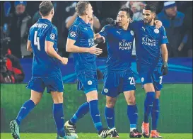  ?? FOTO: GYI ?? Okazaki y Mahrez, goleadores del Leicester El argelino (d) marcó de penalti y lleva 4