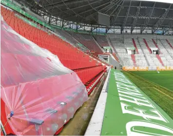  ?? Foto: Ulrich Wagner ?? Nichts geht mehr gerade in der Augsburger WWK-Arena, der Fußball muss wegen der Corona-Krise pausieren. Wann es weitergeht, ist völlig offen. Für einige Vereine könnte das zu einer ganz gefährlich­en Situation führen.
