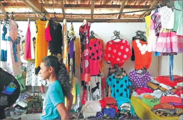  ?? ZHAO XU / CHINA DAILY ?? Women’s wear made by the fishermen’s wives hang from a clotheslin­e.