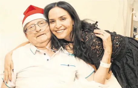  ?? PHOTO: BRYAN BROPHY ?? Giving back: Andrea Corr meets patient Thomas Byrne, from Ballyfermo­t, at ‘Light Up A Life’ in Our Lady’s Hospice and Care Services in Harold’s Cross.