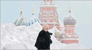  ??  ?? MANTO BLANCO. Una mujer pasea por la Plaza Roja de Moscú estos días tras las intensas nevadas.