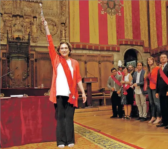  ??  ?? Ada Colau exhibe la vara de alcaldesa ante los ediles de su grupo municipal, de ERC y del PSC
