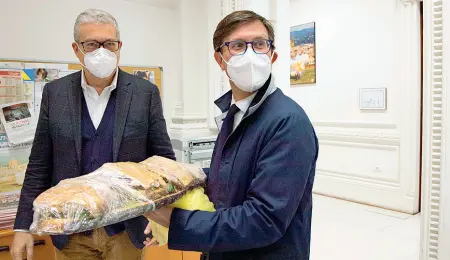  ?? (foto Cambi /Sestini) ?? Il sindaco di Firenze Dario Nardella al «Corriere Fiorentino»: a sinistra, con la schiacciat­a ironicamen­te regalata al direttore, a destra durante il forum