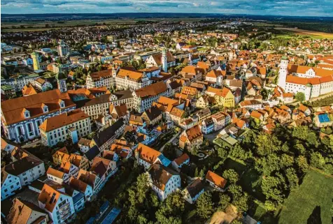  ?? Symbolfoto: Jan Koenen ?? Der Landkreis Dillingen hat zahlreiche Schönheite­n zu bieten (auf dem Foto die Dillinger Altstadt). Die meisten Landkreisb­ürger werden diese größtentei­ls kennen – doch wie kann man potenziell­e Touristen in die Region locken? Dazu braucht es Präsenz im Internet. Virtuell ist der Landkreis recht gut aufgestell­t.