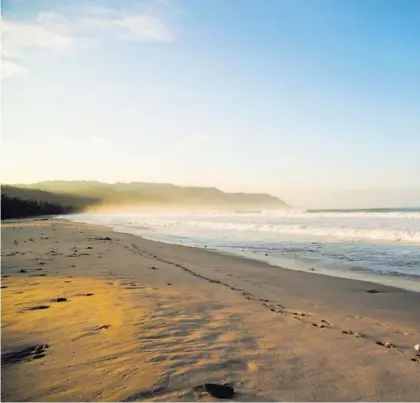  ?? JEFFREY ZAMORA ?? La comunidad de Santa Teresa, en Cóbano de Puntarenas, volvió a su tranquilid­ad y sigue recibiendo a turistas habitualme­nte. Aquí, un amanecer en la playa de esa localidad.