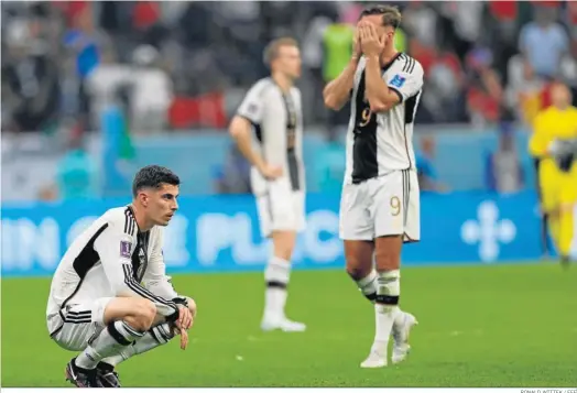  ?? RONALD WITTEK / EFE ?? Kai Havertz y Niclas Füllkrug, éste al fondo, tras la finalizaci­ón del encuentro ante Costa Rica.