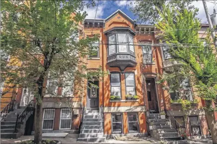  ?? Photos by Laurie Pinze ?? The row house at 47 Elm St. in Albany’s Mansion Neighborho­od was built in 1886. At left is the main living space.