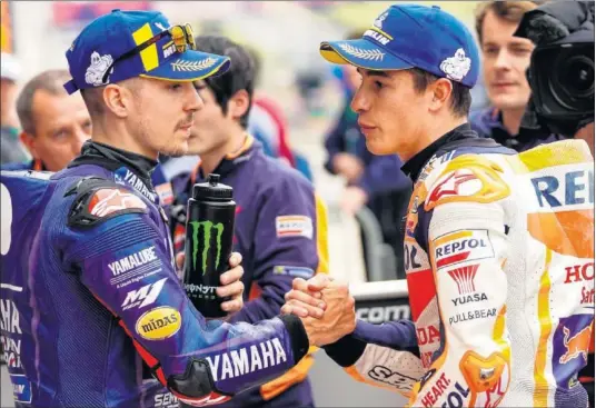  ??  ?? DISCULPAS. Maverick se saludó con Márquez en el corralito, el ilerdense le pidió perdón por haberle entorpecid­o en una de sus vueltas rápidas.