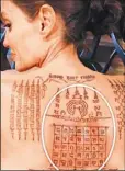  ??  ?? 裘莉請泰國法師刺三個­有法力的刺青(白圈處)。（翻攝自「太陽報」）