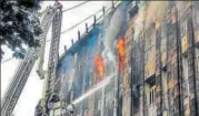  ?? PRATIK CHORGE/HT PHOTO ?? A fire broke at Scindia House in Ballard Estate around 4.50pm on Friday.