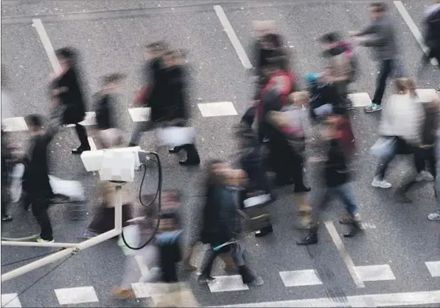  ??  ?? Para combatir esta sensación de tiempo apresurado se necesitan planteamie­ntos y soluciones colectivas