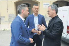  ??  ?? Porečko-pulski biskup Kutleša s IDS-ovcima Miletićem i Flegom