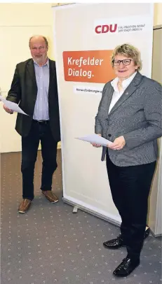  ?? FOTO: CPU ?? Ratsherr Walter Fasbender und Landtagsab­geordnete Britta Oellers vermissen Aktivitäte­n für Sicherheit und Sauberkeit in der Stadt.