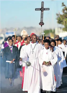  ?? Picture:EUGENE COETZEE ?? GOODBYE GESTURE: Diocesan clergy and bishops lead a procession down Ntshekisa Road to the Nangoza Jebe Hall in New Brighton on Sunday