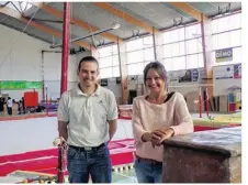  ??  ?? Sylvain Luneau, président de l’Etoile mouzillonn­aise de gymnastiqu­e accueille Séverine Brabant, éducateur sportif en gymnastiqu­e artistique.