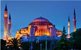  ??  ?? Lit up: The Byzantine Hagia Sophia in Sultanahme­t, Istanbul