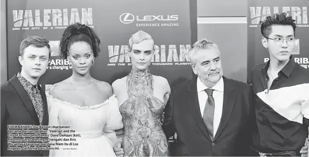  ?? — Gambar Reuters ?? FILEM BAHARU: Luc Besson (dua kanan) bersama barisan pelakon ‘Valerian and the City of a Thousand Planets’ Dane DeHaan (kiri), Rihanna, Cara Delevingne (tengah) dan Kris Wu semasa tayangan perdana filem itu di Los Angeles, California baru-baru ini.