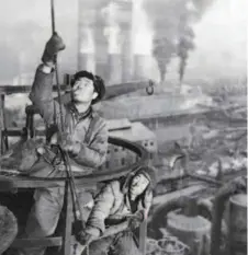  ??  ?? In the 1950s, workers with Anshan Iron and Steel Group Corporatio­n built blast furnace gas pipelines. by Cai Shangxiong