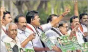  ?? PTI PHOTO ?? ▪ AIADMK leaders demand constituti­on of a Cauvery management board at Parliament House in New Delhi on Monday.