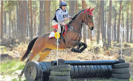  ?? Pictures: Sinclair Photograph­y. ?? From racecourse to cross country track, Katie wins at Craigie for Erin Logie.