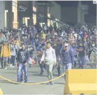  ?? ?? CARAVANA. Por lo menos 500 migrantes hondureños comenzaron su caminata rumbo a Estados Unidos.