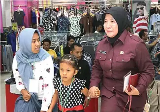  ?? PEMKOT PROBOLINGG­O FOR JAWA POS ?? PROGRESIF: Wali Kota Probolingg­o Rukmini (kanan) dalam acara Orang Tua Asuh Sehari (OASE) 2018.