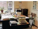  ??  ?? Eine alte Schreibmas­chine statt eines PC auf dem Schreibtis­ch im Büro.