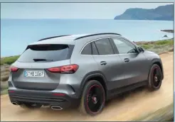  ??  ?? Ce GLA voit sa gamme moteur calquée sur celle de la Classe A. Ainsi, outre des versions 35 et 45 AMG d’ores et déjà annoncées (306 et 421 ch !), il y aura à l’automne 2020 une variante hybride rechargeab­le de 218 ch.