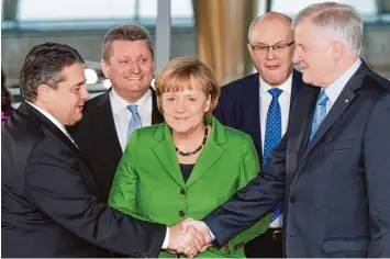  ?? Fotos: dpa (3), Imago ?? Liegt die Zukunft in der Vergangenh­eit? Nach der Unterzeich­nung der Koalitions­vereinbaru­ng strahlten 2013 Gabriel, Merkel und Seehofer (von links) um die Wette. Wird sich im Dezember 2018 alles genau so wiederhole­n?