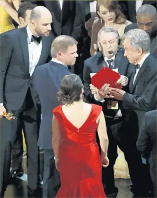  ?? Robert Gauthier Los Angeles Times ?? ACCOUNTANT­S explain the envelope goof to presenter Warren Beatty. At left is “La La Land’s” Jordan Horowitz, with the best picture Oscar that he relinquish­ed to his “Moonlight” counterpar­t.