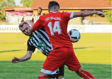  ?? Foto: Sarina Schäffer ?? Elegant sieht es aus, wie sich Johannes Nießner vom TSV Meitingen (links) und der Aindlinger Moritz Buchart beharken. Im Duell der Favoriten behielten die Gäste von der westlichen Seite des Lechs mit 2:1 die Oberhand.