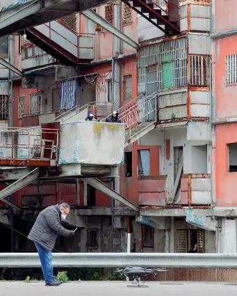  ??  ?? A Scampia ( Napoli) i carabinier­i utilizzera­nno i droni per il controllo dei cittadini in quarantena per il coronaviru­s