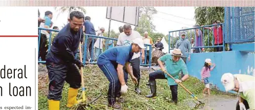  ?? PIC BY MIKAIL ONG ?? Deputy Tourism, Arts and Culture minister Muhammad Bakhtiar Wan Chik (wearing green shirt) at a gotong-royong with Taman Pokok Kenanga residents in Balik Pulau yesterday.