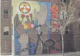  ?? CHICAGO PUBLIC ART GROUP/JOHN PITMAN WEBER ?? The mural called “Breaking the Chains,” done by John Pitman Weber at Rockwell and LeMoyne in 1971.