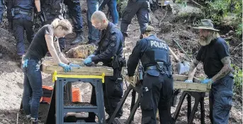  ?? TIJANA MARTIN/THE CANADIAN PRESS ?? Toronto police sift and excavate materials during an investigat­ion connected to alleged serial killer Bruce McArthur.