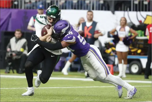  ?? BRUCE KLUCKHOHN — THE ASSOCIATED PRESS ?? Jets quarterbac­k Mike White (5) is tackled by Minnesota Vikings linebacker Jordan Hicks (58) during the second half on Sudnay.