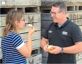  ??  ?? 1. Laetitia et son mari, Bastien, pour l’amour de la pomme. 2. Martine Boireau, bien entourée par ses pâtissiers Adrien et Clément, en possession du nougat de Tours. 3. Balade dans les ruelles de Chinon, au coeur du quartier historique. 4. Plumage noir, crête et barbillons rouges : la géline de Touraine. 1