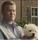  ??  ?? Gary (Jesse Plemons) in flauschige­r Gesellscha­ft