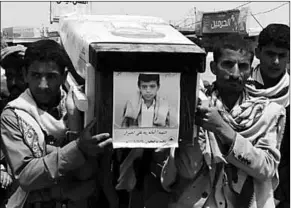  ??  ?? Mourners carry the coffin of a child at the funeral procession for those killed in an airstrike on a bus in Yemen. (Photo: Getty Images)