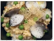  ?? (DR) ?? « sarahtatou­ille.canalblog.com » présente la fregola sarde en risotto, palourdes et tuiles de pain.