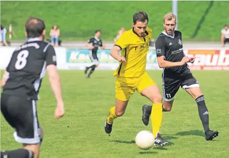  ?? FOTO: OLEKSANDR VOSKRESENS­KYI ?? Patrick Dertwinkel (Mitte) gelang im Hinspiel das Tor zum 1:1-Ausgleich für den VfB Homberg.