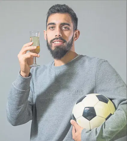  ??  ?? Brindis deportivo Uno de los máximos deseos de Borja para 2019 es conseguir muchos triunfos con el Espanyol y olvidar la mala racha