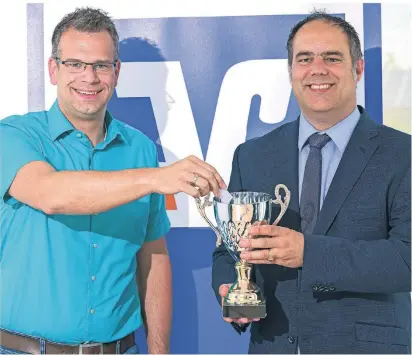  ?? RP-FOTO: G. EVERS ?? Machen gemeinsame Sache im Sinne des Fußballs im Gelderland: Holger Tripp (l.) vom Fußball-Kreis Kleve-Geldern und Christian Hälker, Marketing-Mann der Volksbank an der Niers.